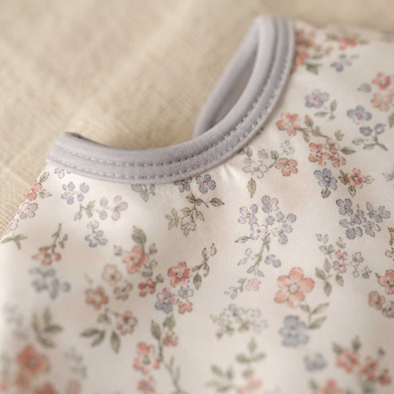 Long-Sleeve Waterproof Feeding Bib – Baby Weaning Smock, Messy Play Cover, Toddler Mealtime Essential